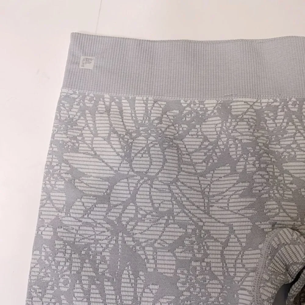 Fabletics Sebastian Seamless‎ Cropped Tight White/Gray Floral Size Small Capri